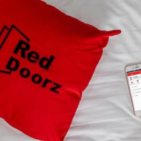 Hotel RedDoorz near Plaza Atrium Senen Dżakarta Zewnętrze zdjęcie