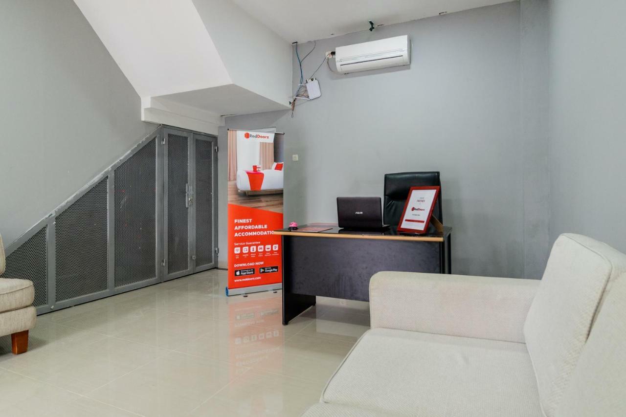 Hotel RedDoorz near Plaza Atrium Senen Dżakarta Zewnętrze zdjęcie